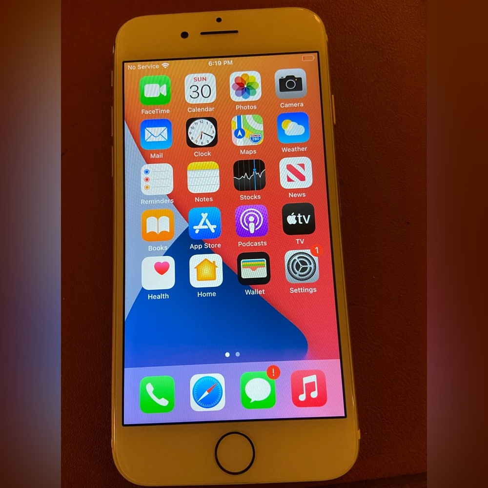 IPhone 7. 128 gb. Unlocked. Great condition. No cracks or damage. Refurbished